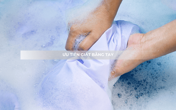 Ưu tiên giặt đồng phục bằng tay