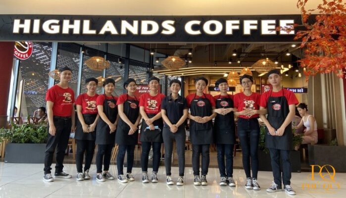 Đồng phục đỏ nâu của Highlands Coffee tạo cảm giác ấm áp và gần gũi